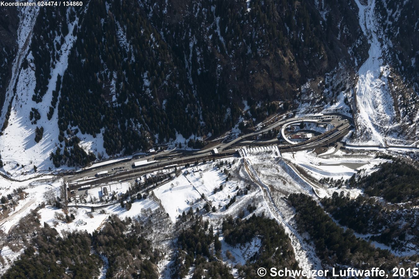 Autoverladetstion der BLS (Lötschberg - Südrampe) bei Goppenstein Richtung Kandersteg. Position: 2'624'508.17, 1'134'892.65. - Blickrichtung NE